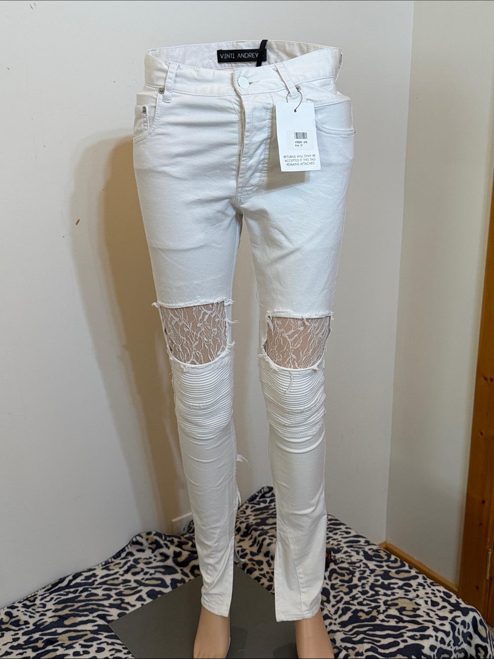 Vinti Andrews. White straight jeans with lace Patches. Size 27. Buttons.
